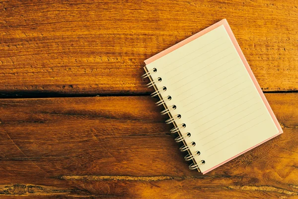Cuaderno en blanco sobre madera — Foto de Stock