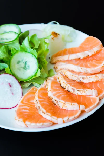 Deliciosa ensalada de salmón —  Fotos de Stock