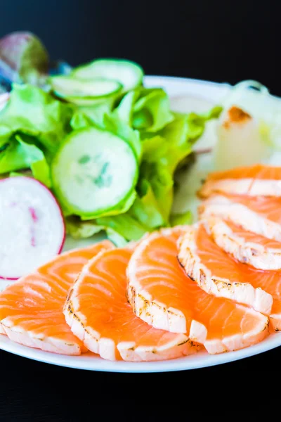 Deliciosa ensalada de salmón —  Fotos de Stock