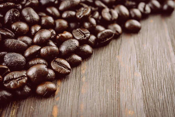 Koffiebonen op hout — Stockfoto