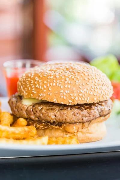 Leckere Hamburger und Pommes — Stockfoto