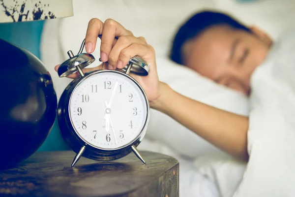 Vrouw slaapt in slaapkamer — Stockfoto