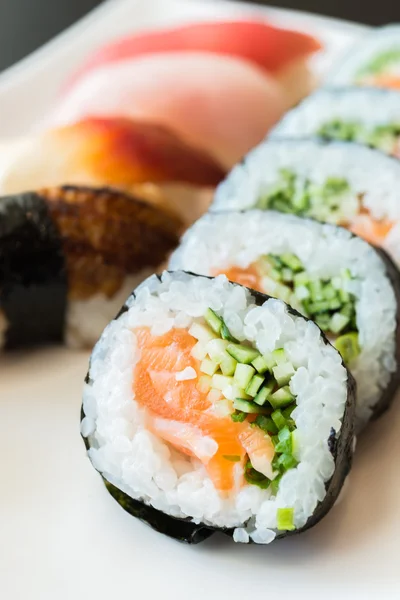 Deliciosos rollos de sushi japonés — Foto de Stock