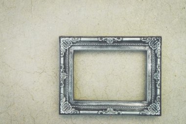 Beton üzerinde yaşlı çerçeve