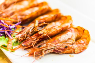 Beyaz tabak biftek karides