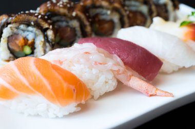 Lezzetli Japon suşi rulo