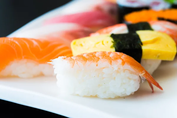 Köstliche japanische Sushi-Rollen — Stockfoto