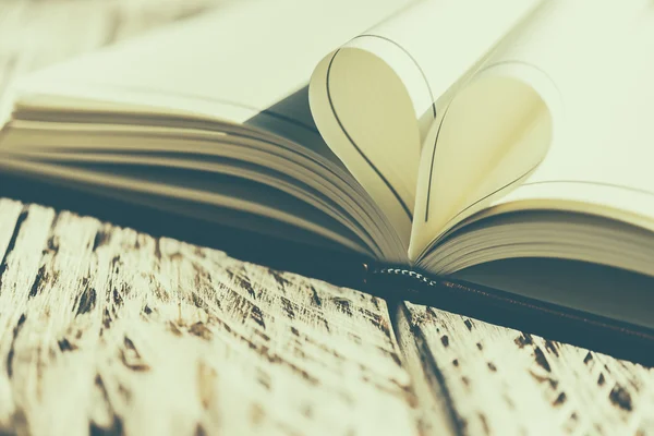 Heart book on wood — Stock Photo, Image