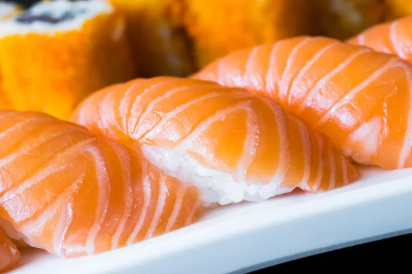 Rouleaux de sushis de saumon — Photo