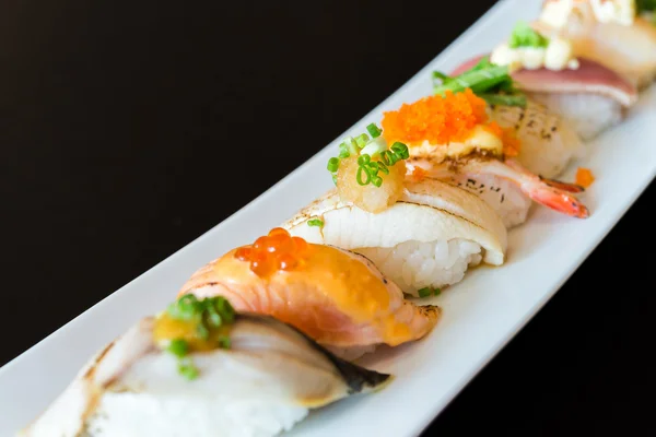 Rollos de sushi en plato blanco — Foto de Stock