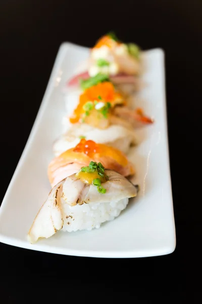Rollos de sushi en plato blanco — Foto de Stock