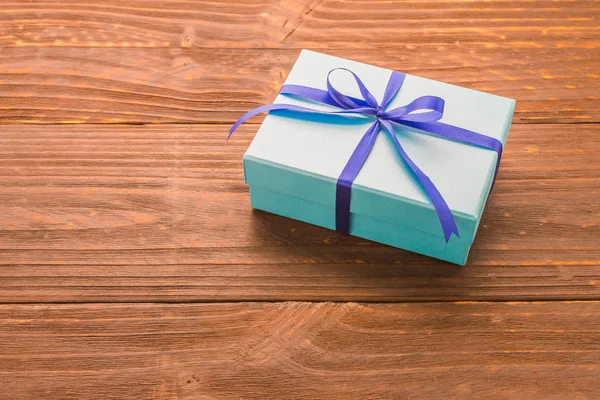 Caja de regalo sobre fondo de madera —  Fotos de Stock