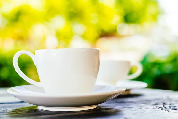 Kaffeetasse auf Holztisch — Stockfoto