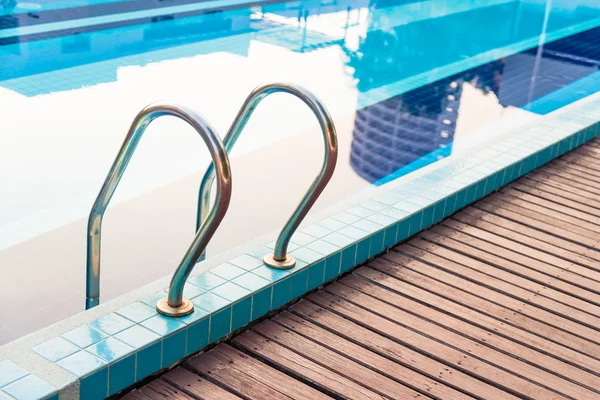 Treppenschwimmbecken im Hotel — Stockfoto