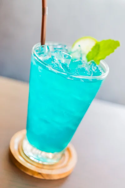 Blaues Cocktailglas — Stockfoto