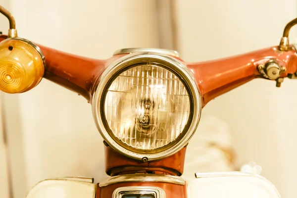 Винтажный мотоцикл с фарами — стоковое фото