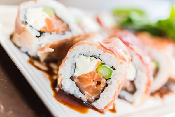 Involtini di sushi al salmone — Foto Stock