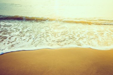 Dalga deniz suyu sahilde