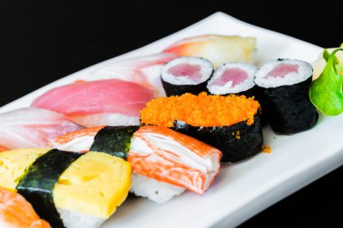 Lezzetli Japon suşi rulo