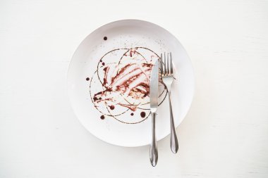 Masada kirli bulaşık