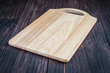 Ahşap arka planda kesme tahtası