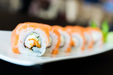 Lezzetli Japon suşi rulo