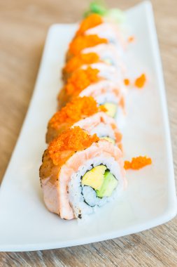 Lezzetli Japon suşi rulo