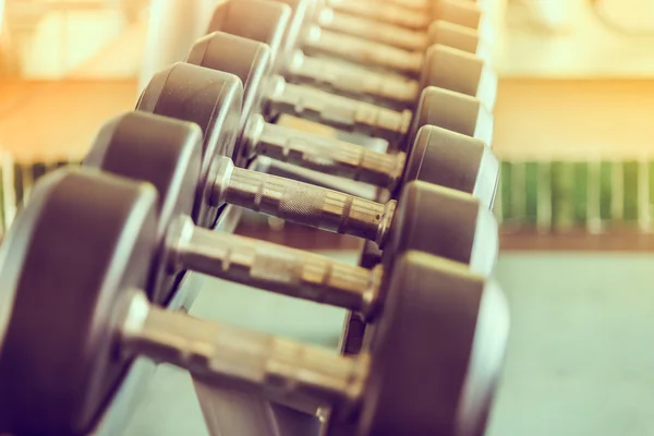 Conjunto de mancuerna en el gimnasio — Foto de Stock