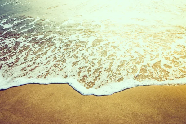 Dalga deniz suyu sahilde — Stok fotoğraf
