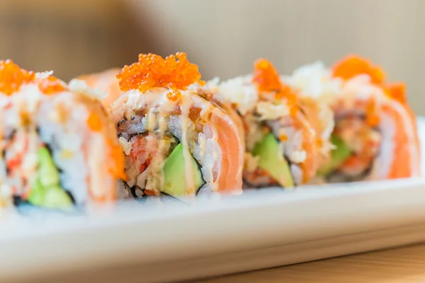 Deliciosos rollos de sushi japonés —  Fotos de Stock