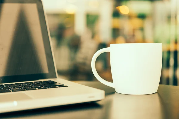 Laptop en koffie beker — Stockfoto