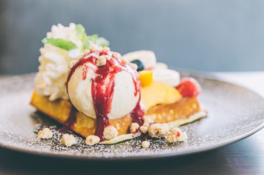 Dondurma ile meyve gözleme