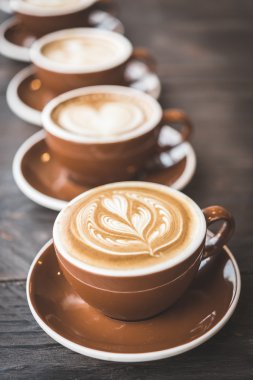 Kahve dükkanında kahve fincanı.