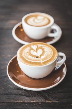 Kahve dükkanında kahve fincanı.