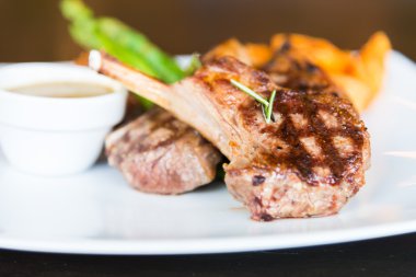 Izgara et kuzu biftek