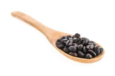 Tahta kaşıkta kahve çekirdekleri.