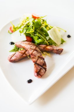 Beyaz tabak salataya sosis