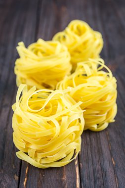 Ahşap arka planda çiğ makarna