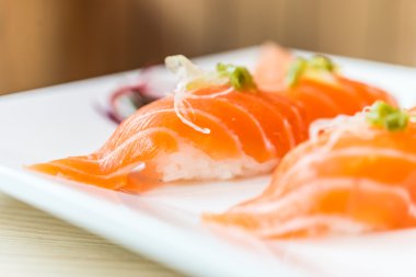 Çiğ somon suşi pirinç