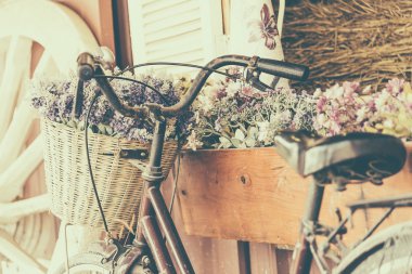 Çiçekli klasik bisiklet.