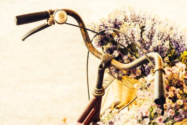Çiçekli klasik bisiklet.