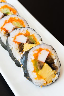 Lezzetli Japon suşi rulo