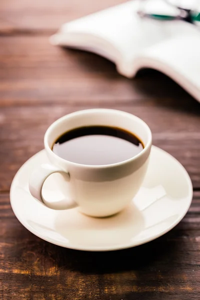 Tasse à café sur fond en bois — Photo