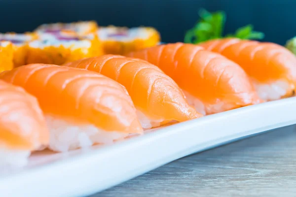 Délicieux rouleaux de sushi japonais — Photo