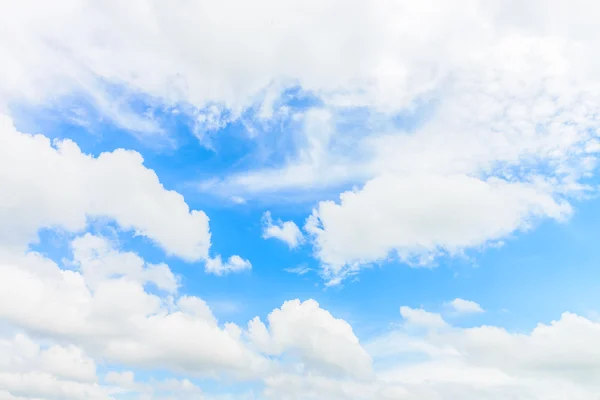 Moln på blå himmel — Stockfoto