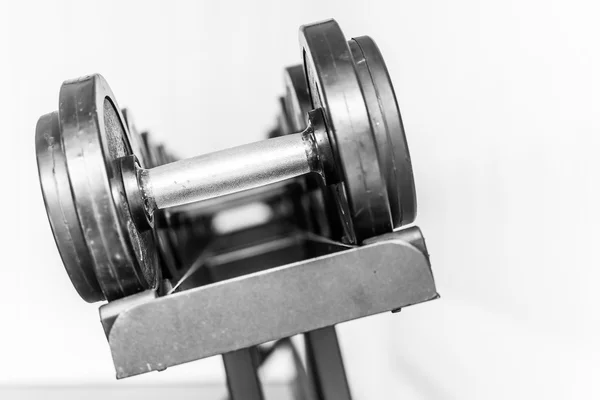 Équipement d'haltère dans la salle de gym — Photo