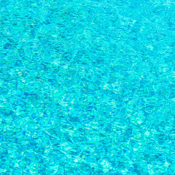 Eau de piscine bleue — Photo