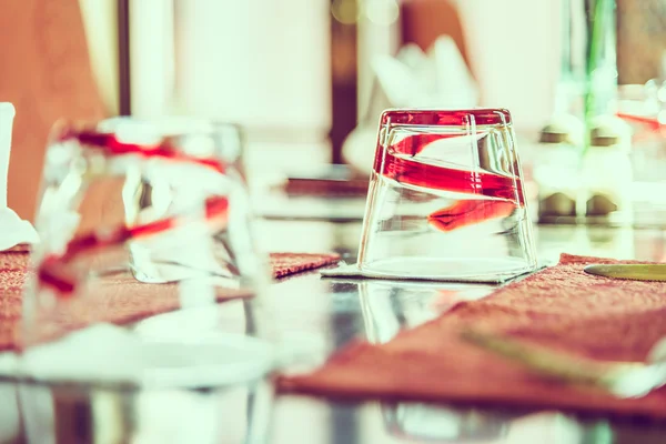 Bril in restaurant op tafel — Stockfoto