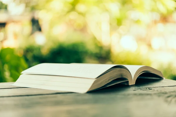 Libro abierto en la mesa — Foto de Stock