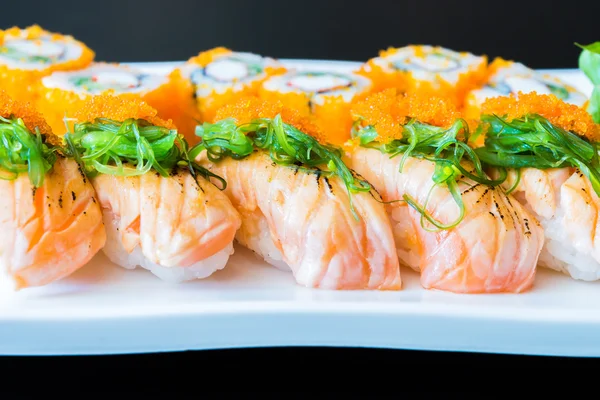 Délicieux rouleaux de sushi japonais — Photo